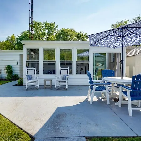 Waterfront Lakeview Cottage With Dock And Lift!